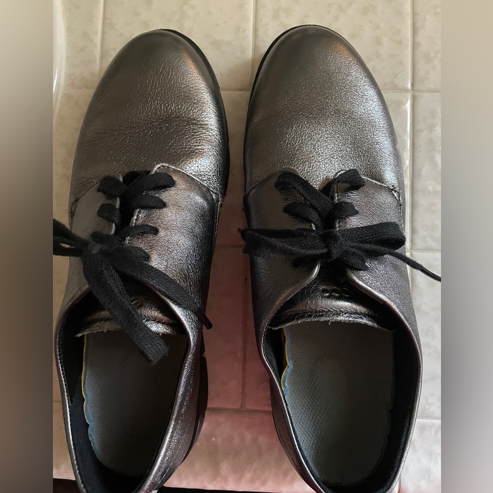 Ecco Women’s Silver Shoes sz 40 (8)